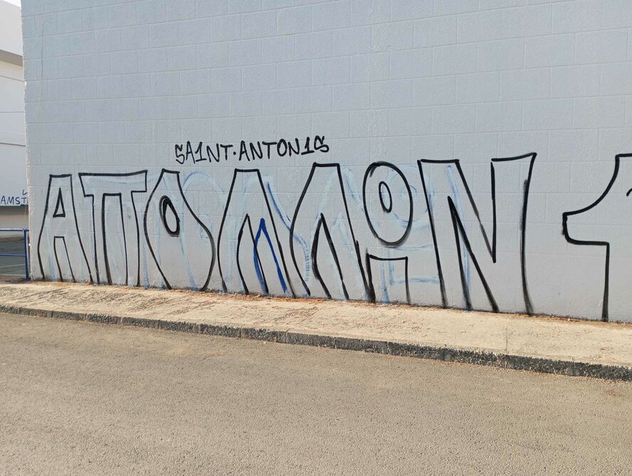 Вандалы нанесли на здания школы в Лимассоле оскорбительные граффити