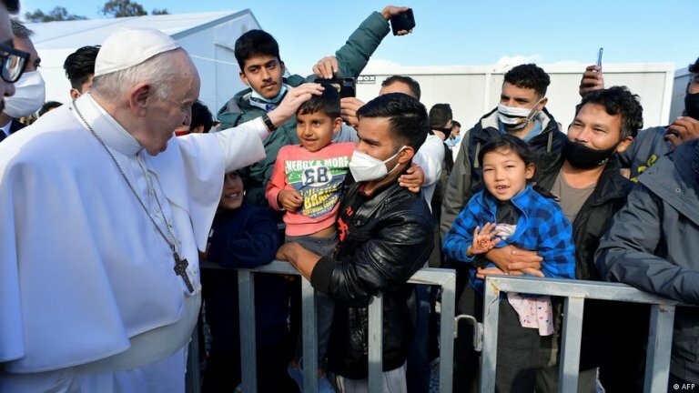 Папа Римский отметил свой день рождения с беженцами, вывезенными с Кипра