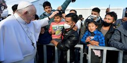 Папа Римский отметил свой день рождения с беженцами, вывезенными с Кипра