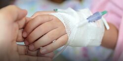 В Лимассоле трёхлетняя девочка выпала с третьего этажа многоквартирного дома
