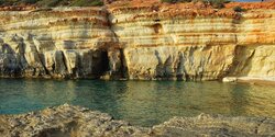 Морские величественные пещеры и белоснежные скалы вблизи Пафоса