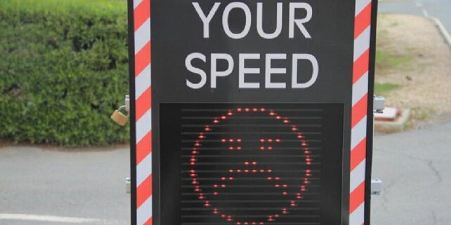 Знаки со смайликами фиксируют скорость на дорогах Пафоса