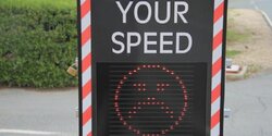 Знаки со смайликами фиксируют скорость на дорогах Пафоса