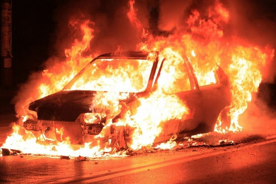 В Лимассоле в одном районе с разницей в час сожгли две машины