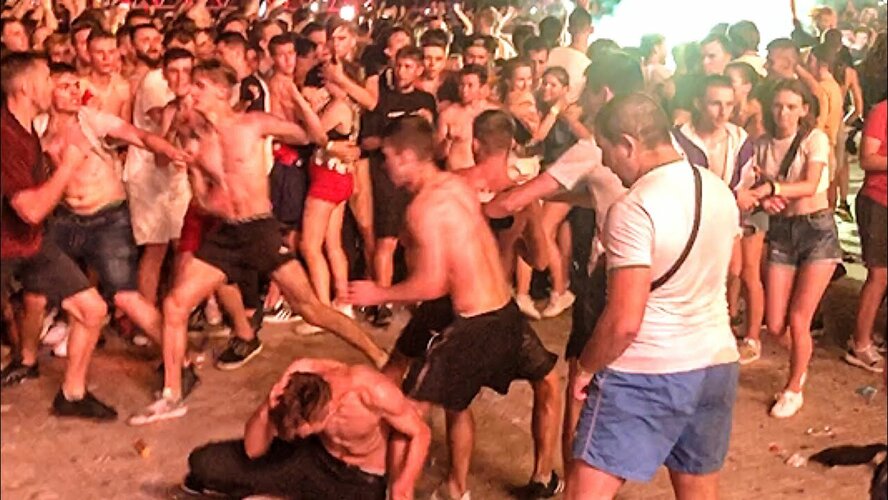В Лимассоле посетителя концерта избили прямо на танцполе В Лимассоле посетителя концерта избили прямо на танцполе