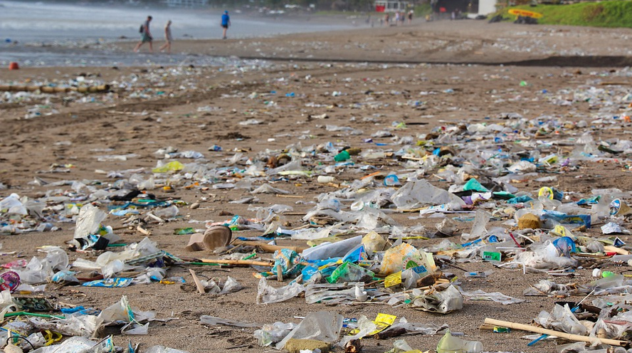 На Кипре будут продавать кроссовки из мусора, собранного на пляжах