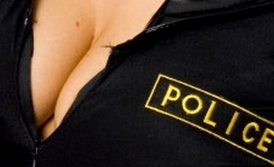 Кипрского полицейского отстранили от службы после поцелуя коллеги в щечку