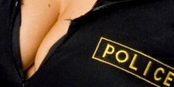Кипрского полицейского отстранили от службы после поцелуя коллеги в щечку