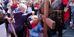 Уникальное пасхальное шествие в горах Кипра: сотни верующих прошли путь Христа на Голгофу
