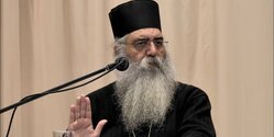 Кипрского Епископа Морфу судят, потому что он отказывается носить маску