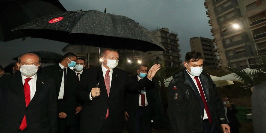 Пикник в Вароше: Эрдоган не пообедал из-за погоды и, по обыкновению, грозил всему миру
