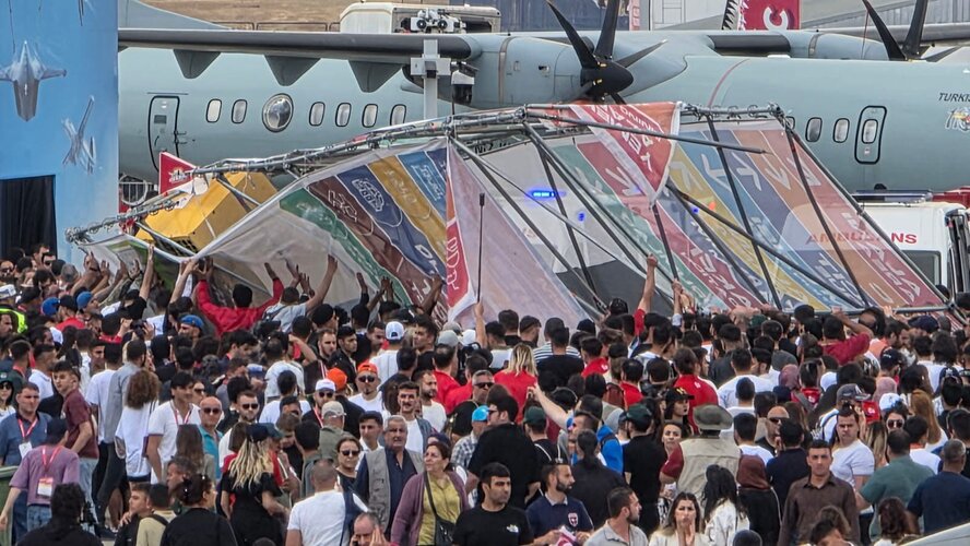 Упавшая конструкция на фестивале Teknofest на северном Кипре ранила двух британцев Упавшая конструкция на фестивале Teknofest на северном Кипре ранила двух британцев