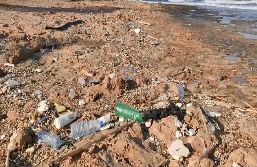 Пробки от бутылок составляют большую часть пляжного мусора на Кипре