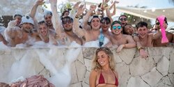 На Кипр приехала самая скандальная актриса фильмов для взрослых Бонни Блю