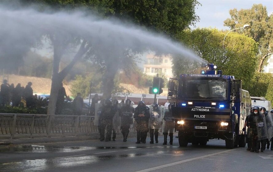 Кипрские налогоплательщики заплатили почти полмиллиона за водомет, который их калечит