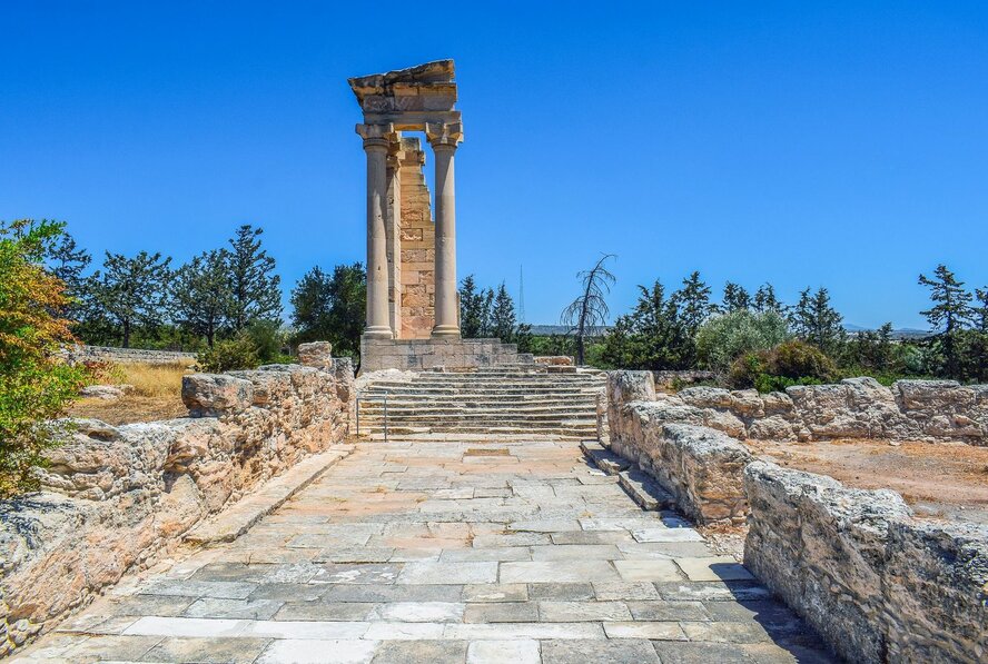 Скандал в святилище Аполлона: туристы устроили фотосессию на памятнике