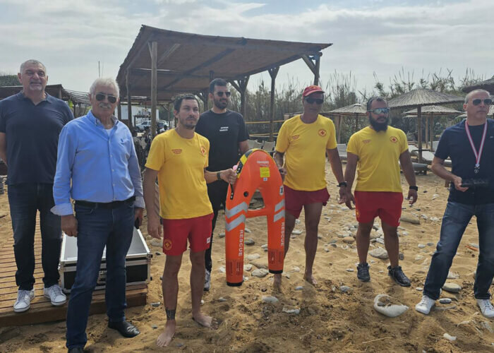 Спасателям пляжа Lemba подарили «умные» спасательные жилеты