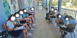 Вирусные фотографии кипрских школьников, вынужденных заниматься на улице из-за жары, вызвали общественный резонанс