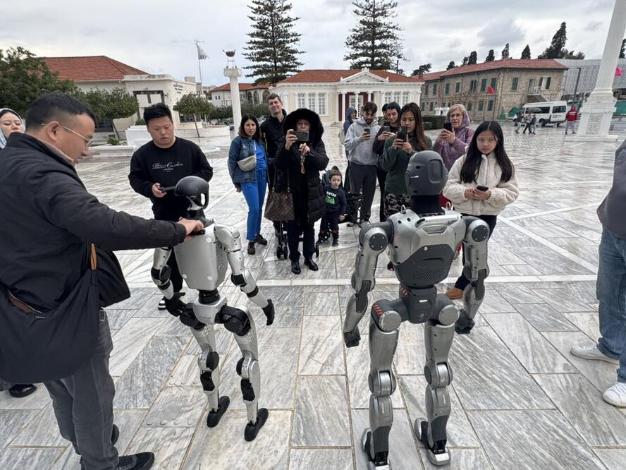 Боевые человекоподобные роботы отметили китайский новый год в Пафосе!