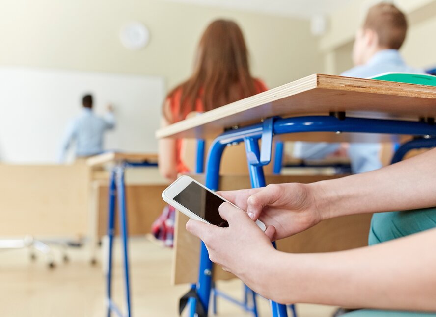 В средних школах на Кипре хотят ввести запрет на мобильные телефоны