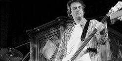 Игравший с Дэвидом Боуи гитарист, уроженец Кипра, умер от коронавируса