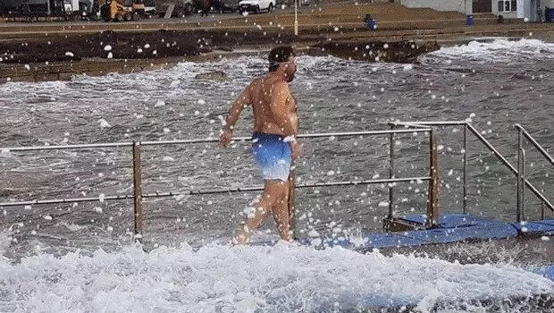 В Пафосе десятки горожан вышли на традиционное зимнее купание