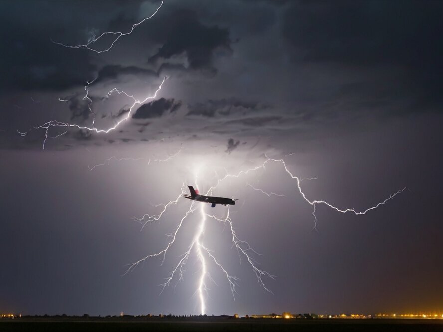 Во время полета из Ларнаки в Бейрут в самолет ударила молния