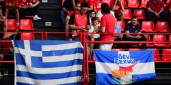На финале чемпионата по баскетболу в Греции вывешены флаги в поддержку Кипра!