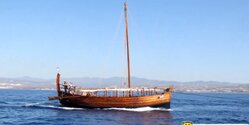 Копия древнего киренийского корабля символически отбуксирована в рамках морской операции