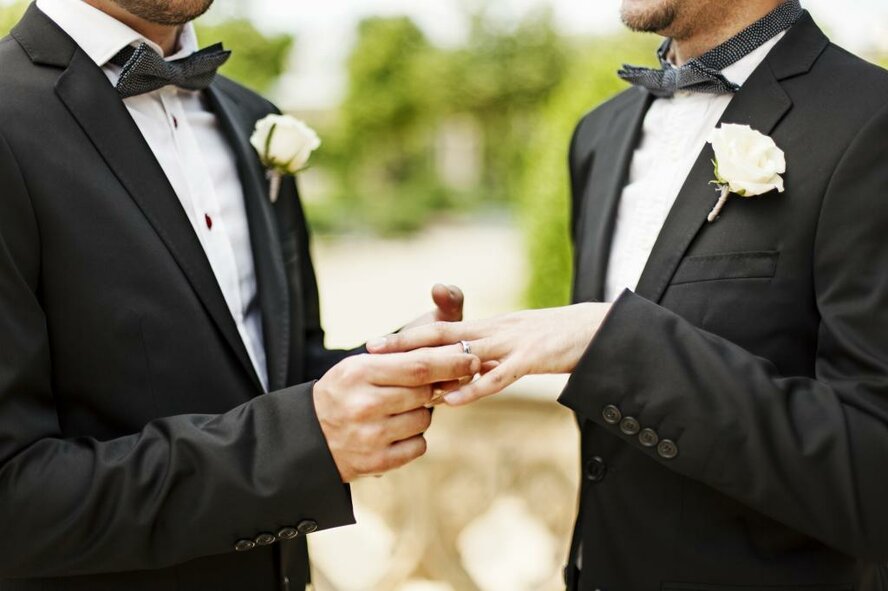 Геям, лесбиянкам и трансгендерам запретят жениться в России