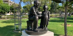 В Лимассоле установлен памятник детскому врачу Америкосу Аргириу