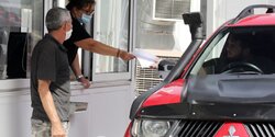 Машины турко-киприотов выстраиваются в очереди на КПП в Никосии