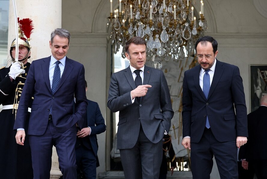 Президент Франции и премьер-министр Греции прибыли на Кипр