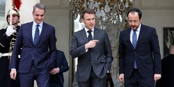 Президент Франции и премьер-министр Греции прибыли на Кипр