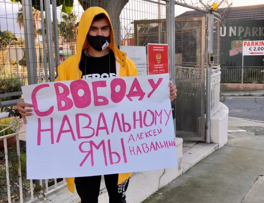 ​На Кипре прошел одиночный пикет в поддержку Навального