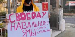 ​На Кипре прошел одиночный пикет в поддержку Навального