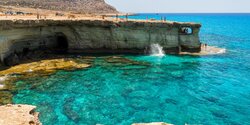 Опасные прыжки в морских пещерах мыса Греко снова привели к травме туристки