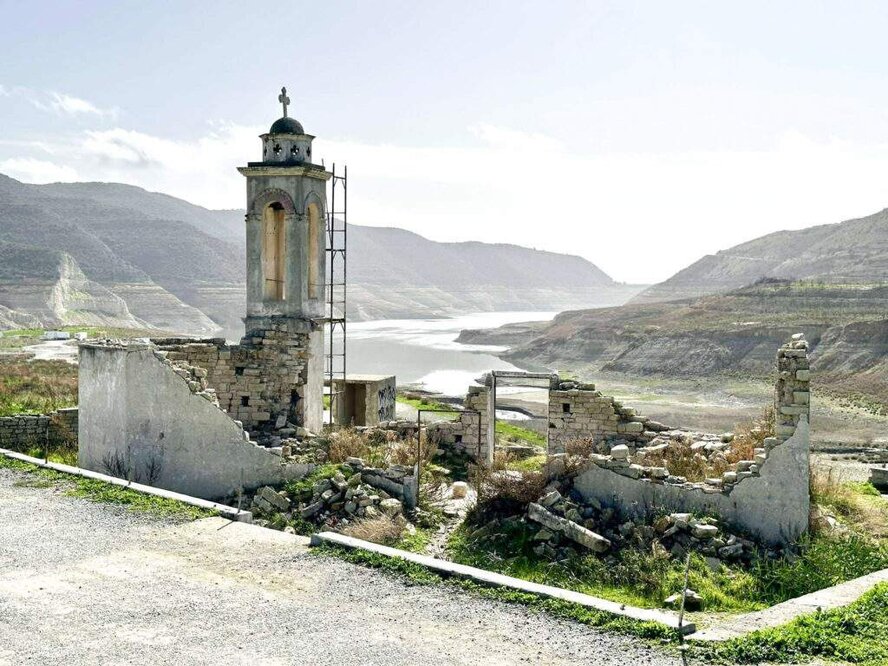 На фоне беспрецедентной засухи обнажилась некогда затопленная церковь в Алассе