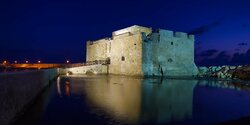 Средневековые замки и Кипрский музей будут освещены синим светом