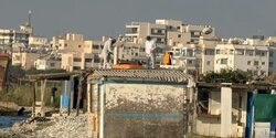 На побережье Ларнаки начали сносить незаконный самострой