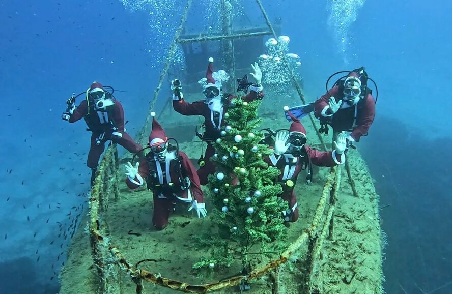 Клуб Summer Divers отметил Рождество на затонувшем корабле Nemesis III у берегов Протараса
