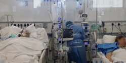 Британский турист, пытавшийся нырнуть в бассейн и оказавшийся на земле, находится в реанимации