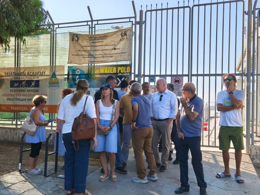 Родители школьников в Лимассоле вышли на протест против закрытия бассейна в Дасуди