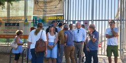 Родители школьников в Лимассоле вышли на протест против закрытия бассейна в Дасуди