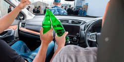 Пьяного кипрского таксиста остановила патрульная машина полиции. Он в нее врезался