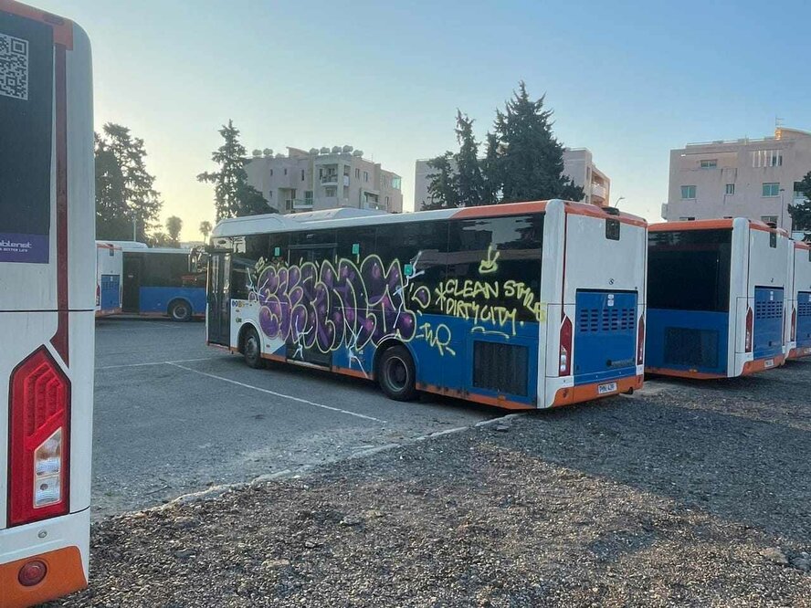 В Лимассоле арт-вандалы изрисовали парк абсолютно новых автобусов