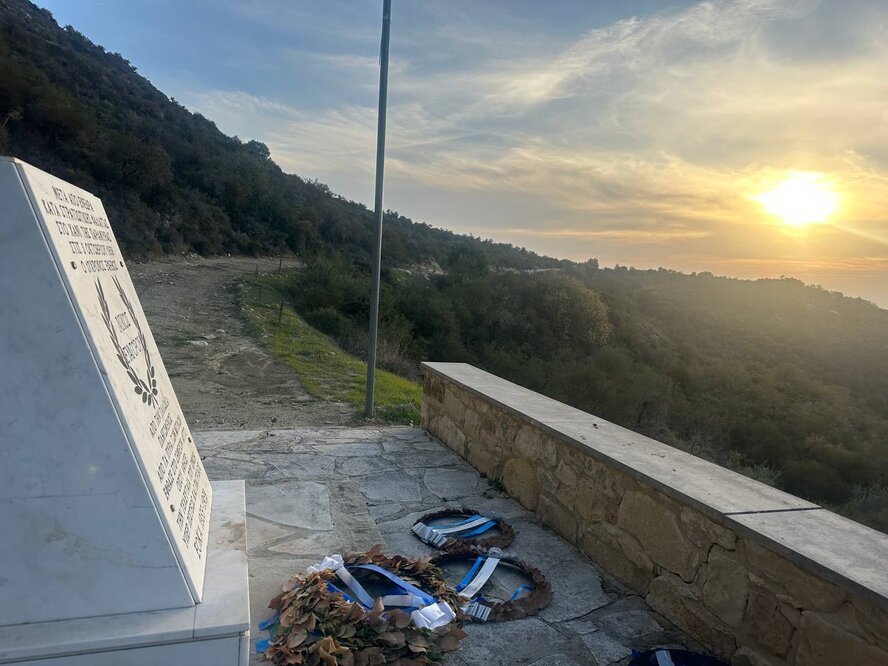 Один из самых труднодоступных памятников округа Лимассол, посвященный герою ЭОКА