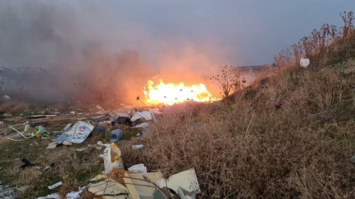 Жители Лимассола задыхаются от ужасного зловония горящих помоек