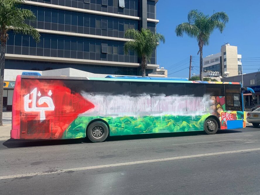 ​В Лимассоле неизвестные разрисовали автобус в поддержку Палестины