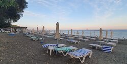 Шок на пляже Дасуди: неизвестный мужчина преследует женщин